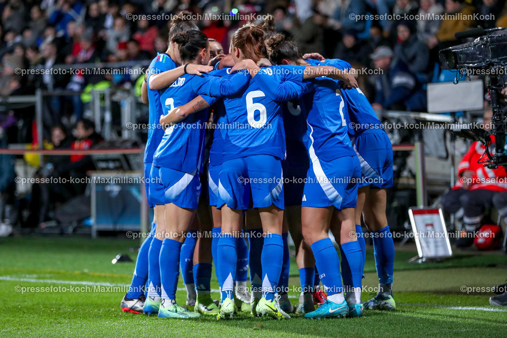 DFB02122401033 | 02.12.2024, Fußball Länderspiel Frauen, Deutschland - Italien, Vonovia-Ruhrstadion Bochum, Saison 2024 2025: Torjubel nach dem Tor zum 1:0 durch Agnese Bonfantini (ITA #8). DFB regulations prohibit any use of photographs as image sequences and or quasi-video.