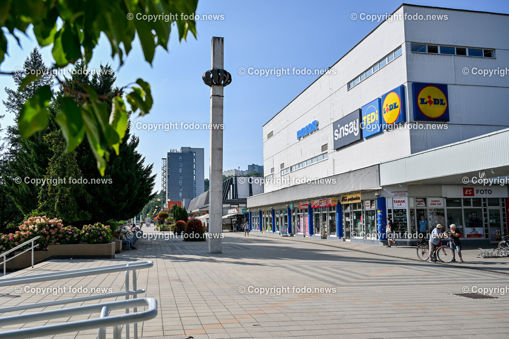 Slowakei_ Trenciansky kraj_ Povazska Bystrica_ 26.08.2024-18 | 26.08.2024, Slowakei, SVK, Trenciansky kraj, Povazska Bystrica, im Bild Stadt in der Nordwestslowakei, Stadtansichten, Gebaeude, Architektur, Turm, Bruecke, Bahnhof, Zentrum, Prior, Kaufhaus, Park, Strassen, Haeuser, Infrastruktur, kommunistische Symbolik, Denkmaeler, Kultur