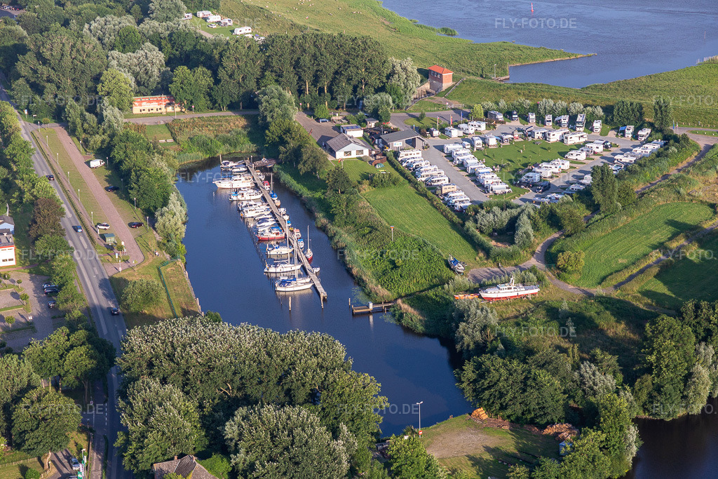 Luftbild: Yachthafen vom Motorbootclub Westküste e.V. mit Sportboot- Anlegestellen und Bootsliegeplätzen am Uferbereich des Westersielzug in Friedrichstadt im Bundesland Schleswig-Holstein in Deutschland. Foto: IMG_0007287.jpg vom 16.07.2021 durch Werner Riehm/FLY-FOTO.de