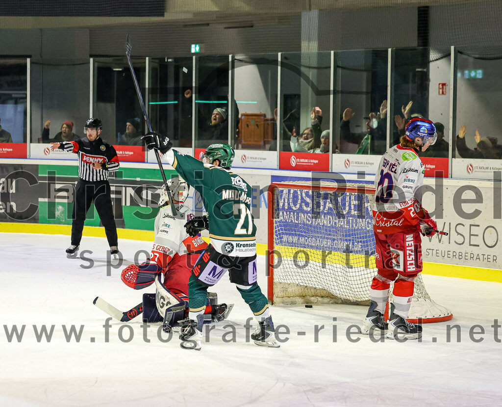 2026-01-18_149_TSV_Erding_gegen_Selber_Woelfe | Erding, Deutschland, 18.01.2026:Eishockey, Oberliga Süd 2025 / 2026, 38. Spieltag, TSV Erding gegen Selber Wölfe, Endergebnis: 2:3 n.V.Torwart Michel Weidekamp (Selber Wölfe, #27), Erik Modlmayr (Erding Gladiators, #21), Kende Kassay-Kezi (Selber Wölfe, #20)Foto: Christian Riedel / fotografie-riedel.net