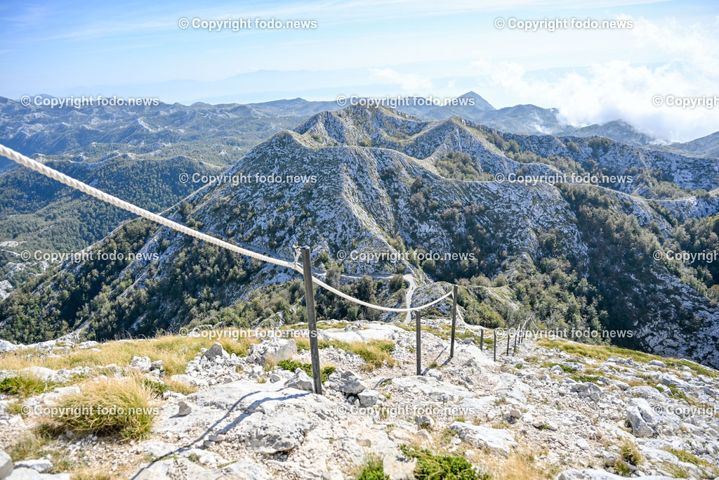 Kroatien_ Biokovo Naturpark_ 13.10.2023-41 | 13.10.2023, Kroatien, HRV, Naturpark Biokovo im Bild Naturpark Biokovo, Skywalk, Sv. Jure, St. George

Der Park erstreckt sich über eine Flaeche von 19.550 Hektar und umfasst einen circa 30 km langen und bis zu 7 km breiten, sich in nordwestlich-suedoestlicher Richtung erstreckenden Teil des Biokovo-Gebirges von Dubci bis nach Gornja Igrane. Er umfasst das Teilgebiete der Staedte Makarska und Vrgorac sowie der Gemeinden Baška Voda, Brela, Podgora, Šestanovac, Tučepi, Zadvarje und Zagvozd. Der Park liegt auf einer Hoehe von 200 bis 1762 m. i. J.; der Sveti Jure (Heiliger Georg) als hoechster Berg des Parks ist zugleich der zweithoechste Gipfel in Kroatien.
Quelle: Wikipedia