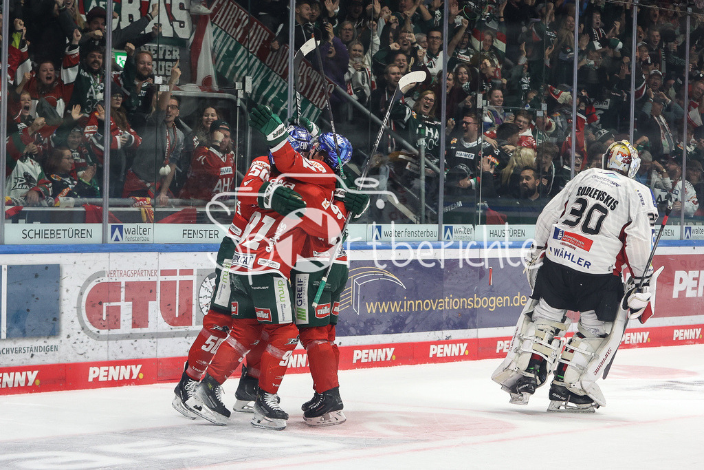 Augsburger Panther - Fischtown Pinguins Bremerhaven | Jubel der Panther nach dem Treffer zum 1-0 druch Jere KARJALAINEN (AEV #21) / Tor / Torschuetze / Jubel / Freude