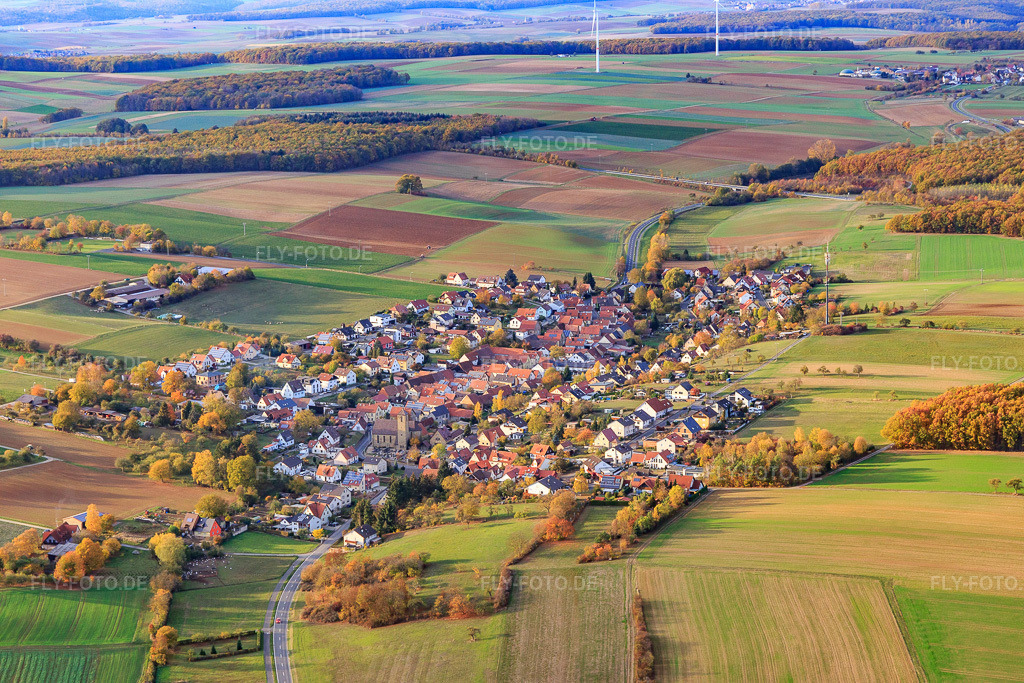 Luftbild: Ortsansicht von Südosten im Ortsteil Stettbach in Werneck im Bundesland Bayern in Deutschland. – Foto: IMG_112386.jpg vom 02.11.2018 durch Werner Riehm/FLY-FOTO.de – Auflösung des Originals: 5472 x 3648 px