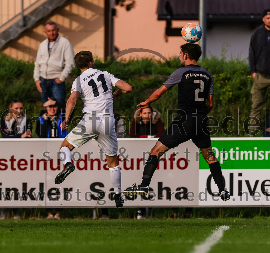 2023-08-08_115_FC_Moosinning_gegen_FC_Langengeisling | Moosinning, Deutschland, 08.08.2023:
Fußball, Bezirksliga Oberbayern Ost 2023 / 2024, 3. Spieltag, FC Moosinning gegen FC Langengeisling, Endergebnis: 0:4

Maximilian Lechner (FC Moosinning, #11), Lucas Seeholzer (FC Langengeisling, #2)

Foto: Christian Riedel / fotografie-riedel.net