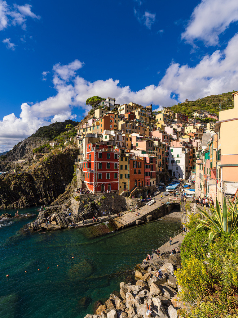Blick auf Riomaggiore an der Mittelmeerküste in Italien | Blick auf Riomaggiore an der Mittelmeerküste in Italien.