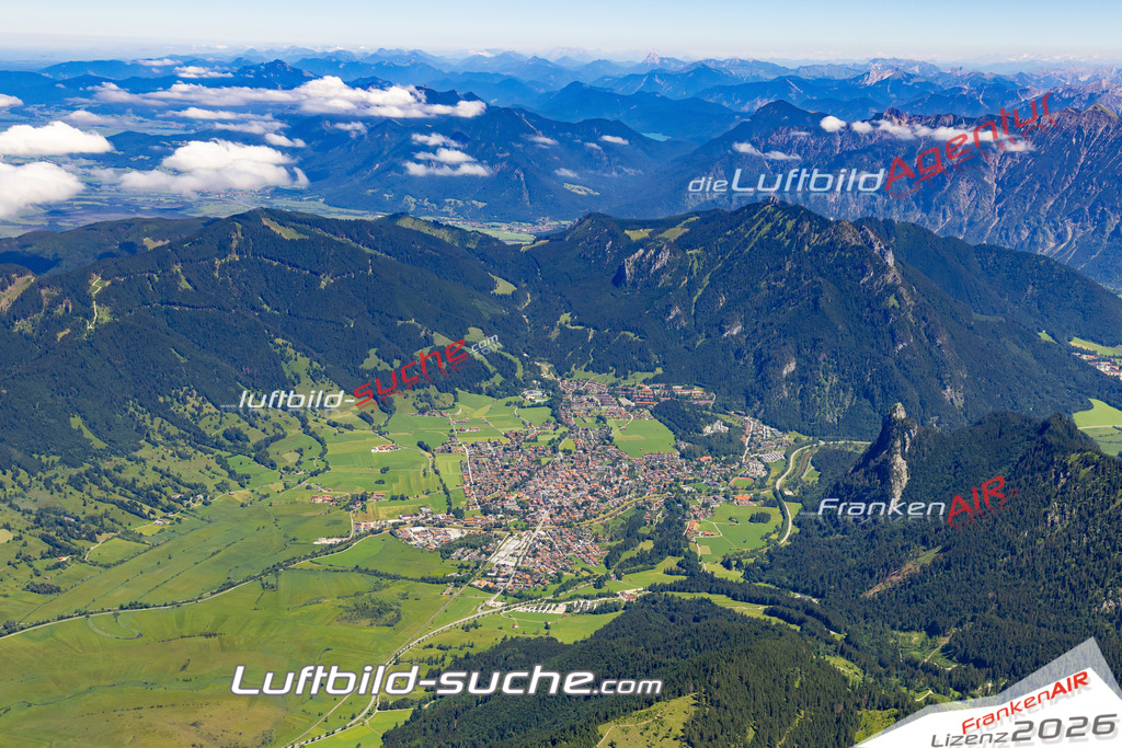 Aktuelles Luftbild von  Oberammergau - Die Luftaufnahme wurde 2022 mittels UL-Flugzeug erstellt ( keine Drohne ) - hochauflösende Kamera-Systeme von  Canon -Beste Qualität - Für grossformatige Ausdrucke geeignet. Die Geschenkidee !