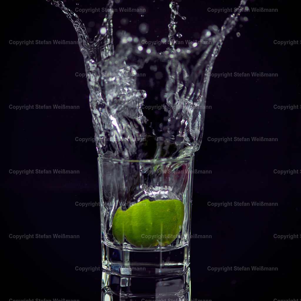 Limette im Wasserbad | Die Kombination aus Wasser und fallender Limette, was passiert? - Realisiert mit Pictrs.com