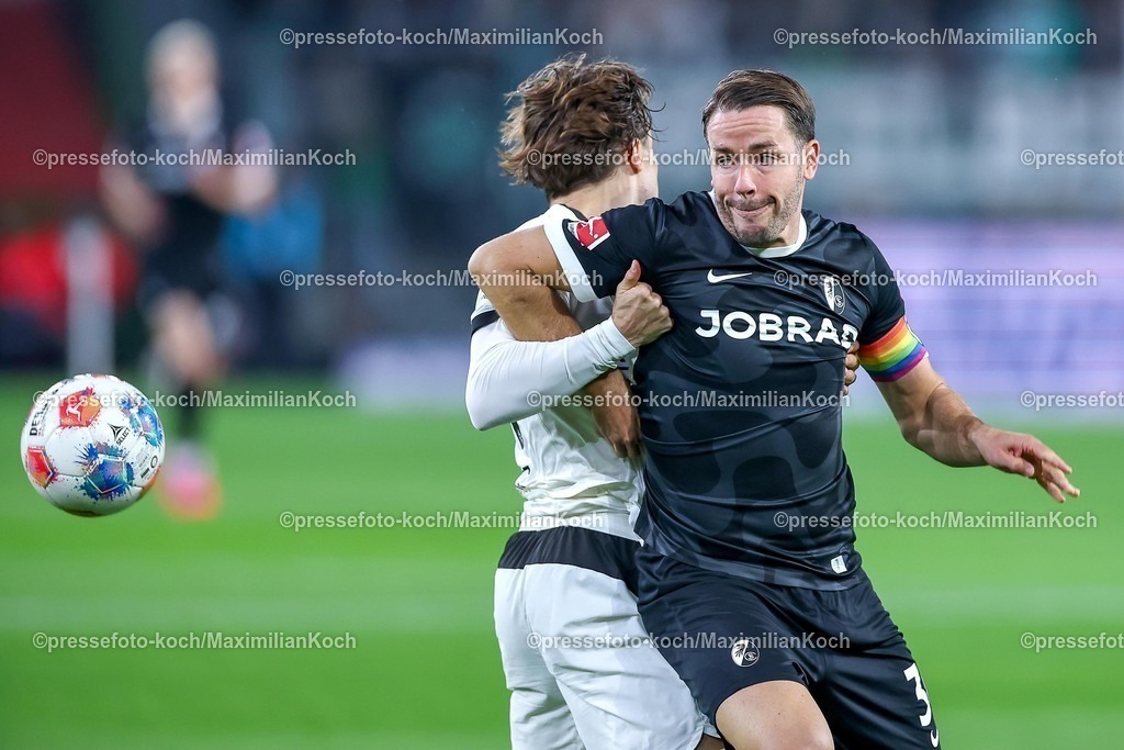 BMG05102501045 | 05.10.2025, Fußball, Borussia Mönchengladbach - SC Freiburg, 1. Fußball Bundesliga, Borussia-Park, Saison 2025 2026: Rocco Reitz (Borussia Mönchengladbach #27) im Zweikampf gegen  Christian Günter (SC Freiburg #30) DFB regulations prohibit any use of photographs as image sequences and or quasi-video.