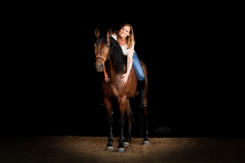 Web_Kienast_Nadja_8F6A8143 | Ich biete Ihnen einzigartige und individuelle Fotoshootings mit Ihren Tieren.
In individuellen Coachings lernen Sie, wie sie von Ihrem Pferd, Ihrer Katze, Ihrem Hund oder einfach Ihrem persönlichen Lieblingstier eindrucksvolle Fotos machen können.