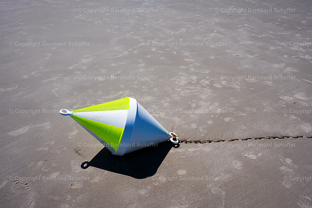 Boje am Strand | Eine gelbe Ankerboje liegt bei Ebbe am Strand der Nordsee. - Realisiert mit Pictrs.com