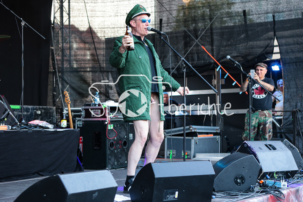 Sommer am Kiez | Nikolaj "Sonnenscheisse" von der Band "Die Kassierer" beim Auftritt auf dem Augsburger Festival "Sommer am Kiez" am Mikrofon / Livemusik / Konzert / Musik / Laut / Punk / Punkmusik
