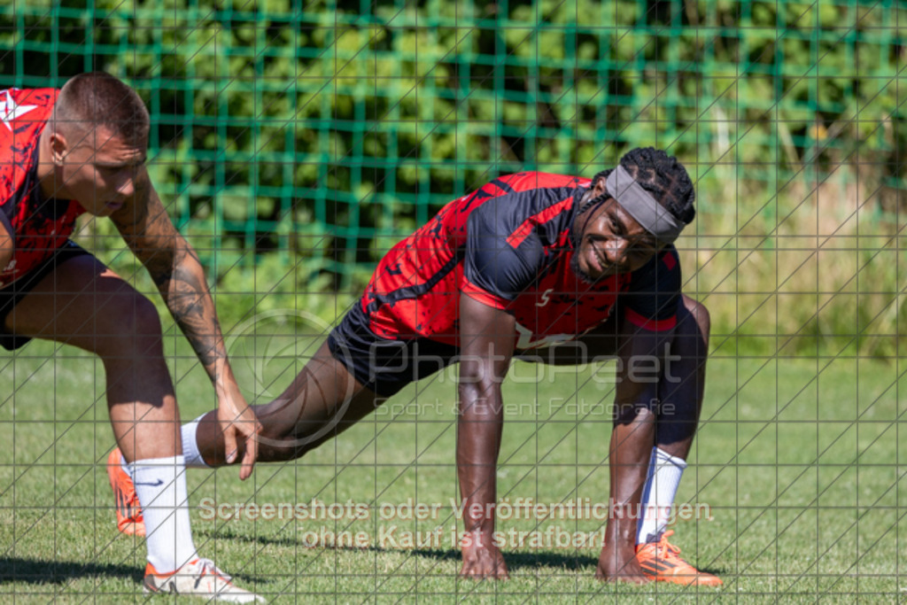20250629_110125_1347 | #,1.Göppinger SV, Fussball, Oberliga BW - Trainingsauftakt, Saison 2025/2026, Rasensportplatz Stadion SV Göppingen, Hohenstaufenstr. 116, 73033 Göppingen, 29.06.2025 - 10:30 Uhr,Foto: PhotoPeet-Sportfotografie/Peter Harich