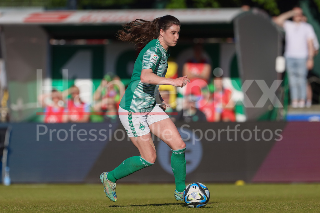 Fussball, Google Pixel Frauen-Bundesliga, SV Werder Bremen - VfL Wolfsburg | v.li.: Chiara Hahn (SV Werder Bremen, 21) am Ball, Freisteller, Einzelbild, Ganzkörper, Aktion, Action, Spielszene, DIE DFB-RICHTLINIEN UNTERSAGEN JEGLICHE NUTZUNG VON FOTOS ALS SEQUENZBILDER UND/ODER VIDEOÄHNLICHE FOTOSTRECKEN. DFB REGULATIONS PROHIBIT ANY USE OF PHOTOGRAPHS AS IMAGE SEQUENCES AND/OR QUASI-VIDEO.