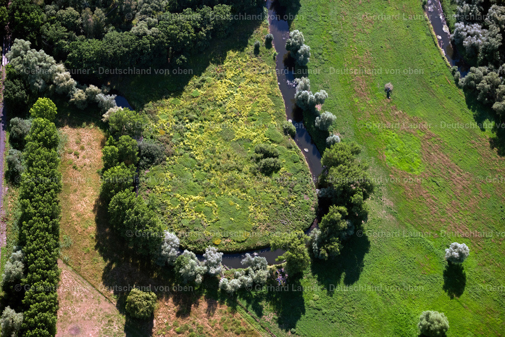 4035028 | BRAUNSCHWEIG 31.07.2020 Kurvenförmige Mäander - Schleife der Uferbereiche am Oker - Flußverlauf in Braunschweig im Bundesland Niedersachsen, Deutschland. // Curved loop of the riparian zones on the course of the river Oker in Brunswick in the state Lower Saxony, Germany. Foto: Gerhard Launer