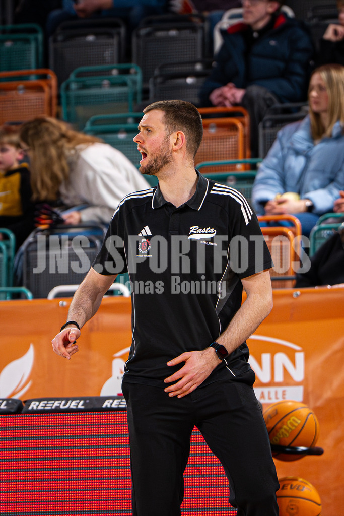 Basketball I Herren I Saison 2025-2026 I ProB Nord I 21. Spieltag I Rasta Vechta II - Iserlohn Kangaroos I 3251 | Harm-Ubbo Horst (Head Coach, RASTA Vechta II) - Realisiert mit Pictrs.com
