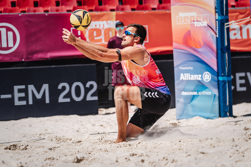 Beachvolleyball | Männer | Allianz German Beach Tour 2025 | Tourstop Bremen | 12.06.2025 | Jannis Hopt spielt den Ball