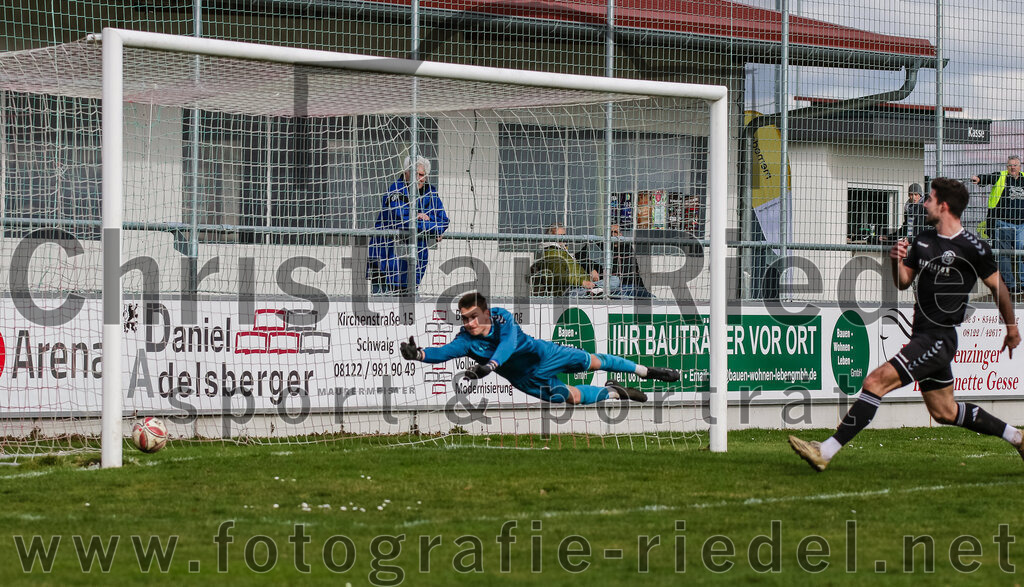 2024-02-24_051_FC_Schwaig_gegen_TSV_1880_Wasserburg | Oberding, Deutschland, 24.02.2024:
Fußball, 2. Runde Qualifikation TOTO-Pokal 2023 / 2024, 1. Spieltag, FC Schwaig gegen TSV 1880 Wasserburg, Endergebnis: 2:3

Torwart Philipp Strunk (FC Schwaig, #30), Johannes Empl (FC Schwaig, #14)

Foto: Christian Riedel / fotografie-riedel.net
