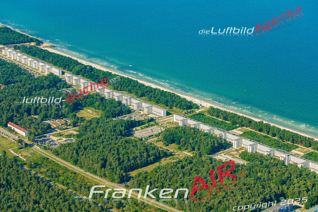 Klassische Luftaufnahme ohne Drohne zeigt:Seebad Prora bei Binz - Die Luftbildaufnahme wurde 2025 vom UL-Flugzeug heraus erstellt ( keine Drohnenaufnahme ) - Hochauflösende Luftaufnahme -Nicht vergleichbar mit Google Maps oder Satelittenbilder- Die Geschenkidee !Mit Lizenz und Bildrechte bestellbar