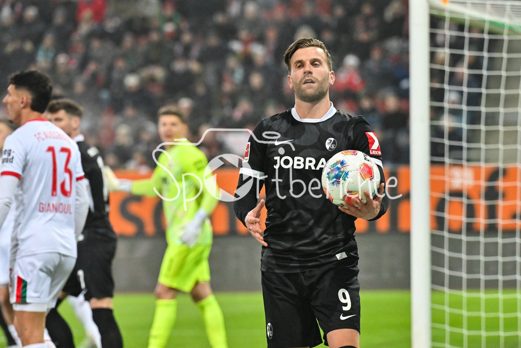 FC Augsburg - SC Freiburg | AUGSBURG, GERMANY - 18. JANUARY: im Bild Lucas HÖLER (SC Freiburg 9) während dem Bundesligamatch zwischen dem FC Augsburg und dem SC Freiburg am 18. Spieltag in der WWK-Arena / DFL REGULATIONS PROHIBIT ANY USE OF PHOTOGRAPHS AS IMAGE SEQUENCES AND/OR QUASI-VIDEO