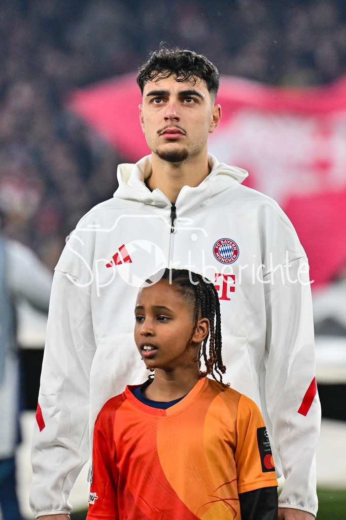 Arsenal FC - FC Bayern München | LONDON, ENGLAND - 26. NOVEMBER: im Bild Josip STANISIC (FC Bayern Munich 44)  bei der Hymne vor dem Ligaspiel zwischen Arsenal London und dem FC Bayern München am 5. Spieltag der UEFA Champions League im Emirates Stadium am 26.11.2025