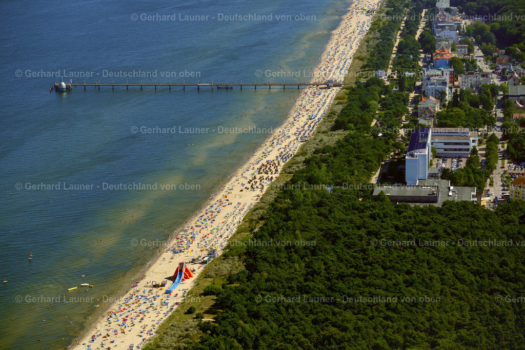 3637692 | ZINNOWITZ 25.08.2016 Sonnenschirm - Reihen am Sand- Strand im Küstenbereich der Ostsee mit einer Wasserrutsche in Zinnowitz auf der Insel Usedom im Bundesland Mecklenburg-Vorpommern, Deutschland. // Parasol - rows on the sandy beach in the coastal area of the Baltic Sea with a water slide in Zinnowitz on the island of Usedom in the state Mecklenburg - Western Pomerania, Germany. Foto: Gerhard Launer