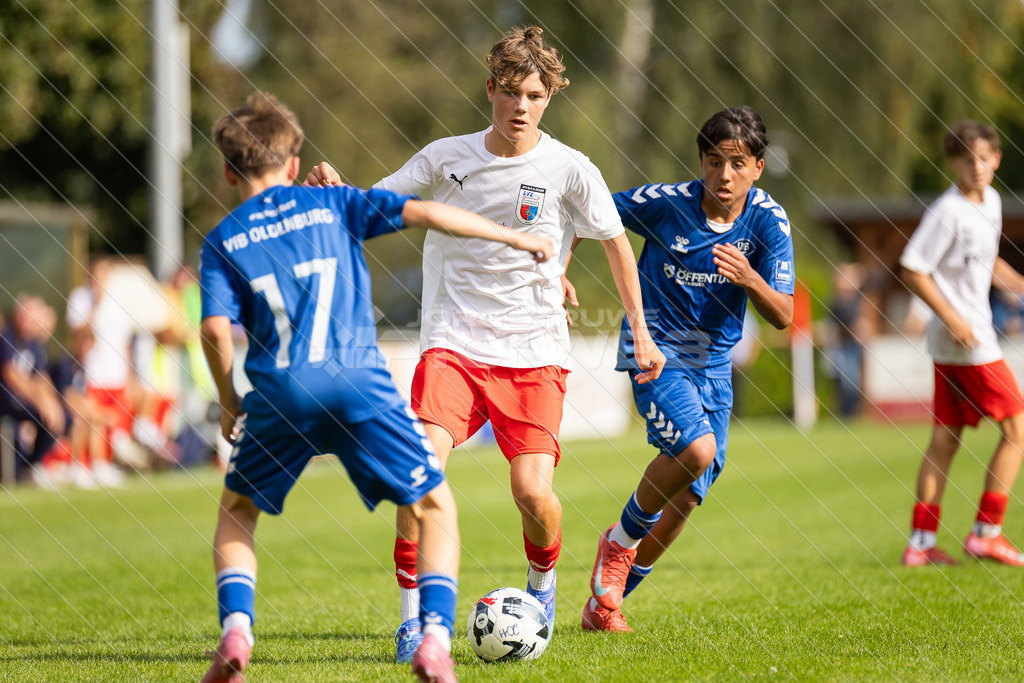 20250920_Picselweb-Fotografie_1R3_1211 | JFV D/A &amp; Stade - VfB Oldenburg0:1 VfB no70:2 VfB no70:3 VfB JFV Eigentor0:4 VfB no70:5 VfB no71:5 JFV no3 Jaric Jimenez-Voss2:5 JFV no9 Janko Sylvester3:5 JFV no16 Damian Elias Mihro Burekovic - Realisiert mit Pictrs.com