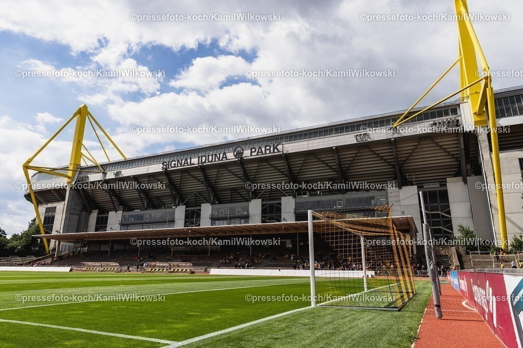 xkwi03082501002 | 03.08.2025, xkwix, Fußball, Regionalliga West, Borussia Dortmund U23 - Sportfreunde Siegen, Stadion Rote Erde: Tribüne des Stadions