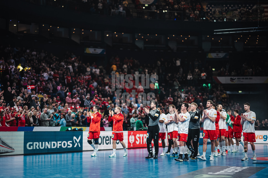 Handball | Herren | EHF EURO 2024 | European Championshop Men 2024 Final Tournament | Slowenien vs. Dänemark | 23.01.2024 | Team Dänemark nach der Niederlage applaudiert den Fans