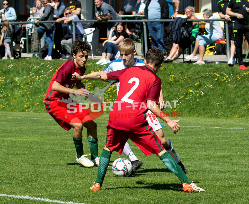 Portugal  U15 -Czech Republic U15 | AFONSO MEIRELES (Portugal #17) EDGAR MOTA (Portugal #2) ONDREJ PENXA (Czech Republic #14) ; Portugal  U15 -Czech Republic U15 am 29.04.2022 in Arnoldstein
(Sportplatz), AUSTRIA, (Photo by Ernst Krawagner sport-fan.at) - Realisiert mit Pictrs.com