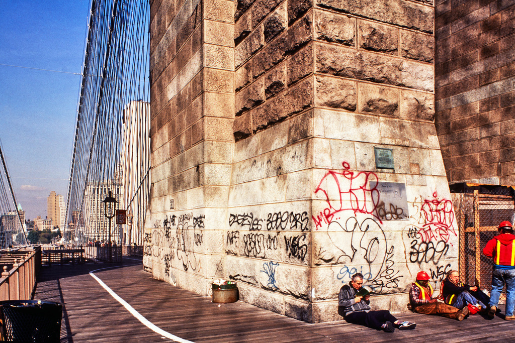 05USA_NYC_BrooklyBridge_Okt1992_8079 | Mittagspause am Brückenpfeiler der Brooklyn Bridge in NYC