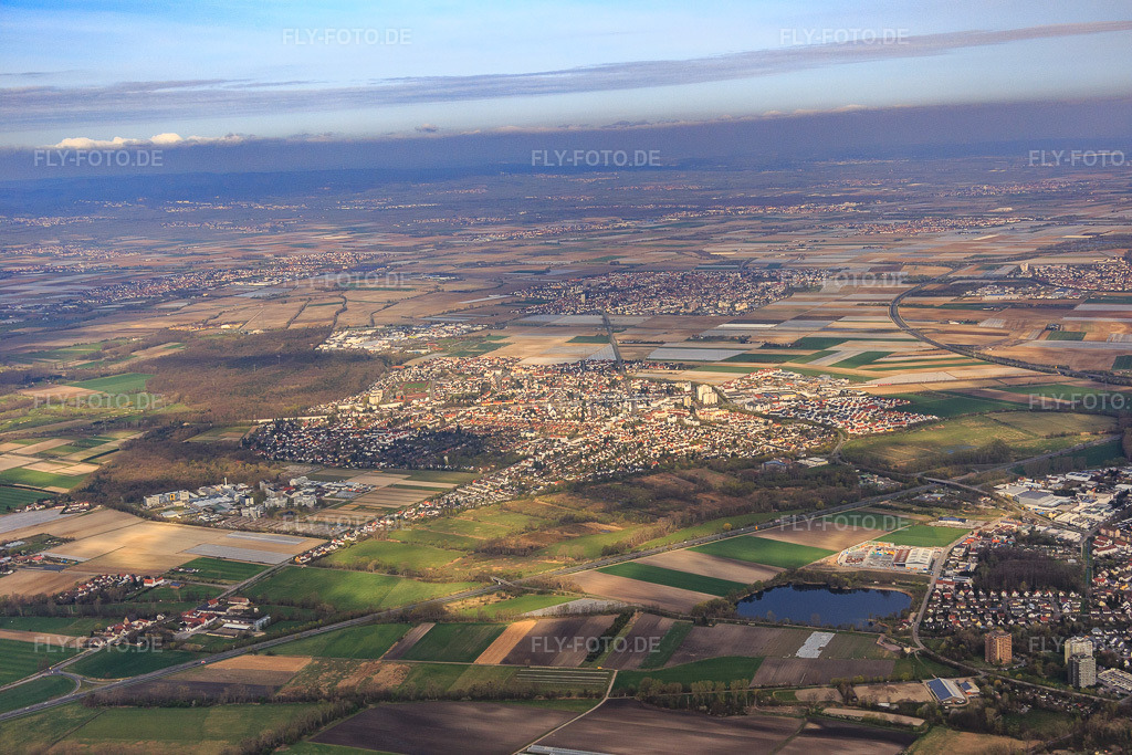 Luftbild: Ortsansicht aus Südosten in Limburgerhof im Bundesland Rheinland-Pfalz in Deutschland. Foto: IMG_076902.jpg vom 12.04.2015 durch Werner Riehm/FLY-FOTO.de