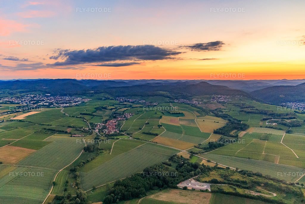 Luftbild: Dorfansicht am Horbachtal im Abendlicht aus Osten in Niederhorbach im Bundesland Rheinland-Pfalz in Deutschland. Foto: IMG_115617.jpg vom 21.06.2019 durch Werner Riehm/FLY-FOTO.de