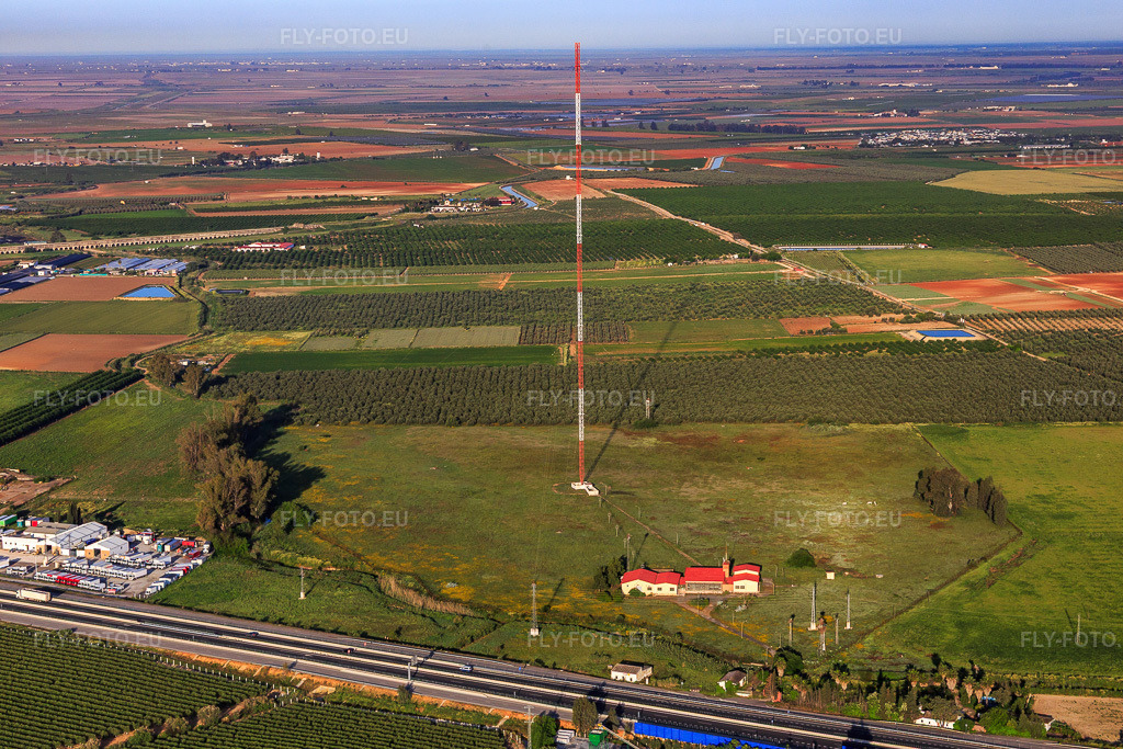 Vue aérienne: Tour de transmission radio Centro Emisor RNE AM à Dos Hermanas dans le département Séville, Espagne. Photo: IMG_145742.jpg prise le 22/04/2025 par Werner Riehm/FLY-FOTO.eu – Résolution de l'original: 5472 x 3648 px