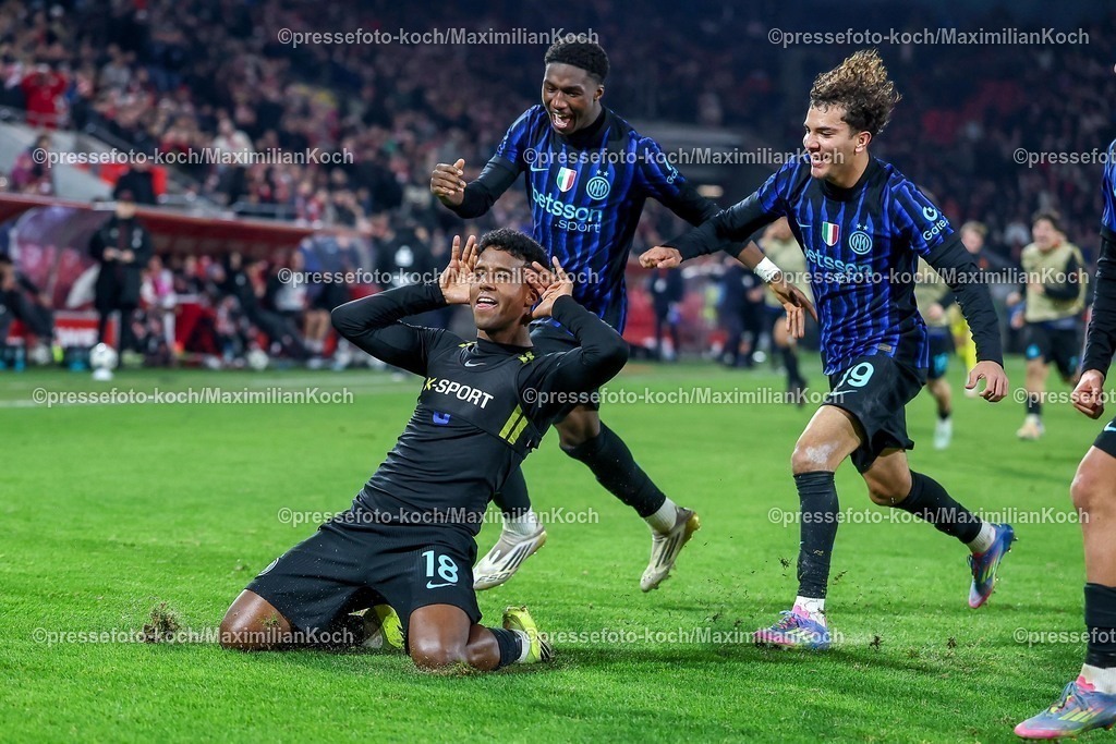 1FC04022601098 | 04.02.2026, Fußball, UEFA Youth League, U19 1. FC Köln - Inter Mailand, Sechzehntelfinale, RheinEnergie-STADION, Saison 2025 2026: Torjubel nach dem Tor zum 2:1 durch Torschütze Dilan Zarate (FC Internazionale Milano #18)  zusammen mit der Mannschaft   DFB regulations prohibit any use of photographs as image sequences and or quasi-video.