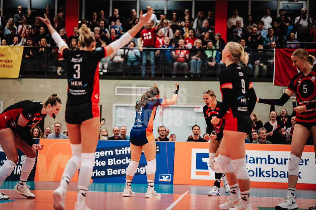 Volleyball | Frauen | Saison 2025/2026 | Volleyball Bundesliga | ETV Hamburger Volksbank Volleys vs. Ladies in Black Aachen | 29.10.2025 | ETV jubelt, v.l. Hannah Ammerman (#12, ETV Hamburger Volksbank Volleys), Lina Köster (#3, ETV Hamburger Volksbank Volleys), Sarah Stiriz (#4, ETV Hamburger Volksbank Volleys), Svea Frobel (#11, ETV Hamburger Volksbank Volleys), Luise Klein (#9, ETV Hamburger Volksbank Volleys) und Anna Hartig (#5, ETV Hamburger Volksbank Volleys)