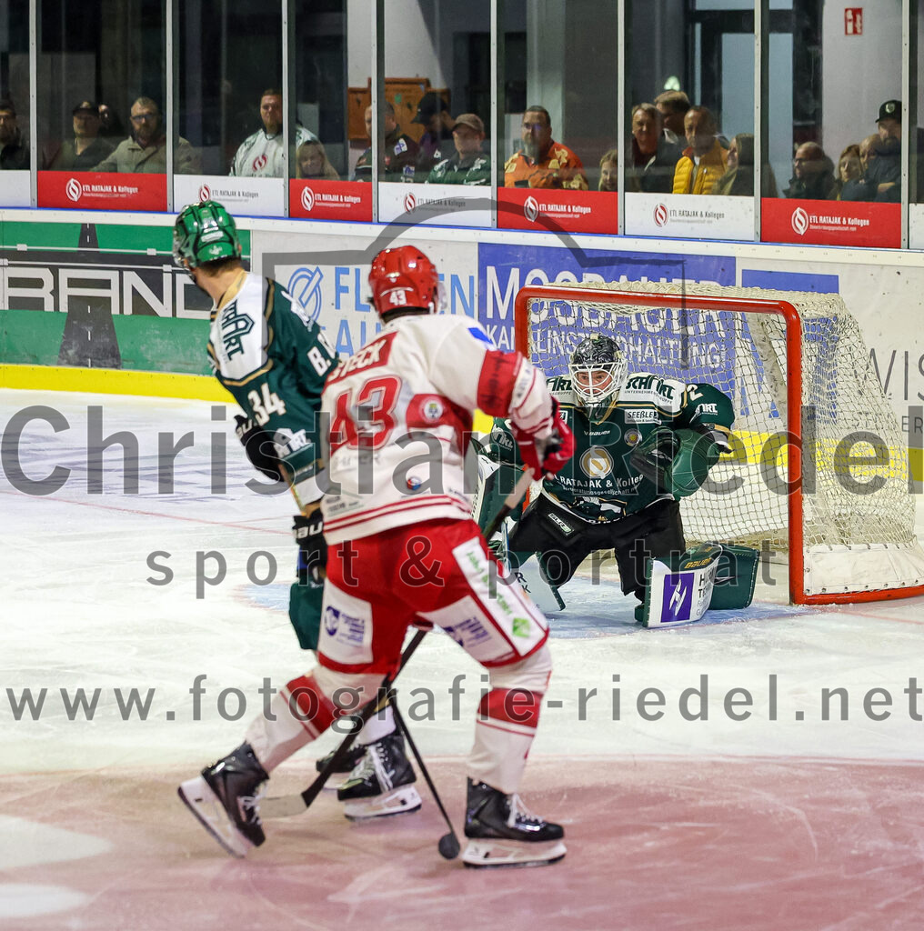 2025-09-12_156_TSV_Erding_gegen_EV_Landshut | Erding, Deutschland, 12.09.2025:Eishockey, Oberliga Süd 2025 / 2026, Testspiel, TSV Erding gegen EV Landshut, Endergebnis: 4:6Bastian Cramer (Erding Gladiators, #34), Pascal Steck (EV Landshut, #43), Torwart David Zabolotny (Erding Gladiators, #72)Foto: Christian Riedel / fotografie-riedel.net