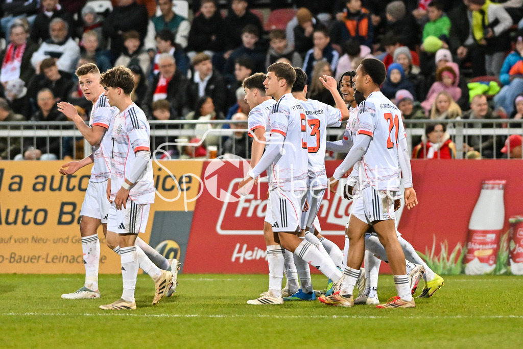 FC Würzburger Kickers - FC Bayern Amateure | WÜRZBURG, DEUTSCHLAND - 10. APRIL: Jubel der Bayern nach dem Treffer zum 0-1 durch Mudaser SADAT (FC Bayern München II 7) während dem Match zwischen dem FC Würzburger Kickers und den Amateuren des FC Bayern München am 28. Spieltag der Regionalliga Bayern in der AKON Arena / Tor / Torschuetze / Freude / Happy
