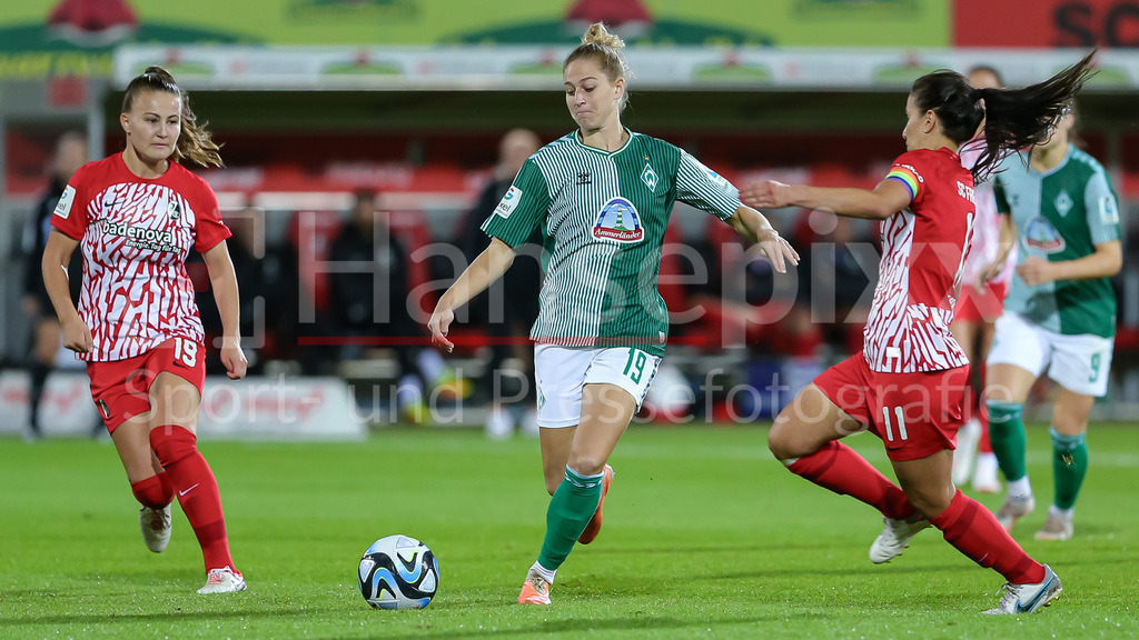 Fussball, Google Pixel Frauen-Bundesliga, SC Freiburg - SV Werder Bremen | v.li.: Annabel Schasching (SC Freiburg, 19), Saskia Matheis (SV Werder Bremen, 19) und Hasret Kayikci (SC Freiburg, 11) im Zweikampf, Duell, Dynamik, Aktion, Action, Spielszene, DIE DFB-RICHTLINIEN UNTERSAGEN JEGLICHE NUTZUNG VON FOTOS ALS SEQUENZBILDER UND/ODER VIDEOÄHNLICHE FOTOSTRECKEN. DFB REGULATIONS PROHIBIT ANY USE OF PHOTOGRAPHS AS IMAGE SEQUENCES AND/OR QUASI-VIDEO.