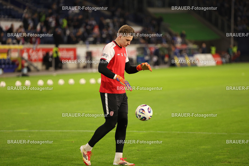 MSV Duisburg - Rot-Weiss Essen  | Duisburg, Deutschland, 26.10.2025 Felix Wienand  (Rot-Weiss Essen) wärmt sich auf  während des 3.Liga Spiels zwischen MSV Duisburg und Rot-Weiss Essen in der Schauinsland-Reisen-Arena am 26.10.2025 in Duisburg (Foto von Timo Bluhmki-Schmidt/ Brauer Fotoagentur