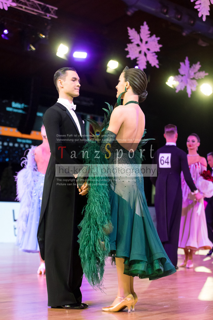 20241215_WDSF_Int_Open_Std-Riga-9542 | Tanzsportbilder, Standardtanz, Lateintanz, WDSF, DTV, LTVB, dancecomp, goc, hessen tanzt, blaues band der spree, walzer, tango, wiener walzer, slowfox, quickstepp, samba, rumba, cha-cha-cha, paso doble. jive, hd-kroft photography, turniertanzsport