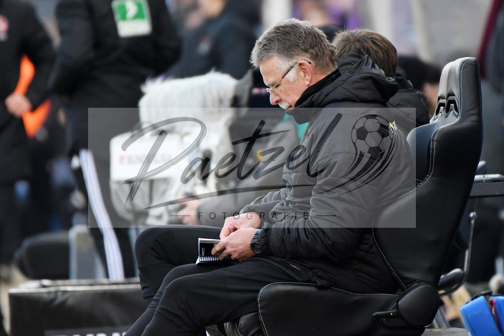 20200208_OSNFCN_0111 | Fußball, Herren: Torwart-Trainer Rolf Meyer (VfL Osnabrueck) schaut waehrend des Spiels der 2. Bundesliga zwischen VfL Osnabrueck und 1. FC Nuernberg im Stadion an der Bremer Bruecke am 08.02.2020 in Osnabrueck, Deutschland.DFB / DFL REGULATIONS PROHIBIT ANY USE OF PHOTOGRAPHS AS IMAGE SEQUENCES AND/OR QUASI-VIDEO. - Realisiert mit Pictrs.com