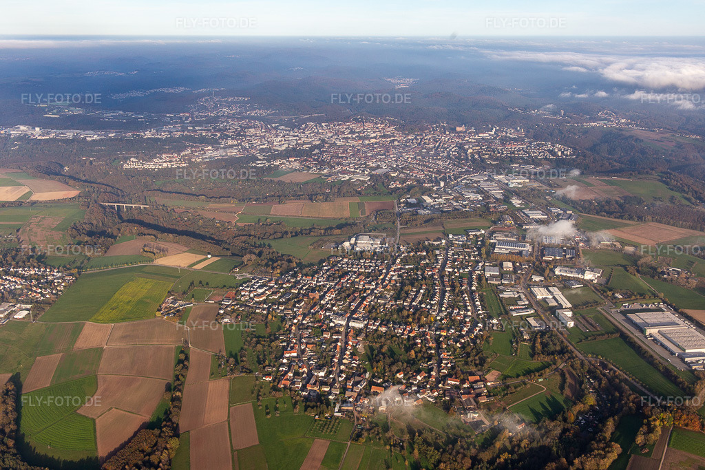 Luftbild: Blick bis Pirmasens im Ortsteil Winzeln in Pirmasens im Bundesland Rheinland-Pfalz in Deutschland. Foto: IMG_143789.jpg vom 26.10.2024 durch Werner Riehm/FLY-FOTO.de