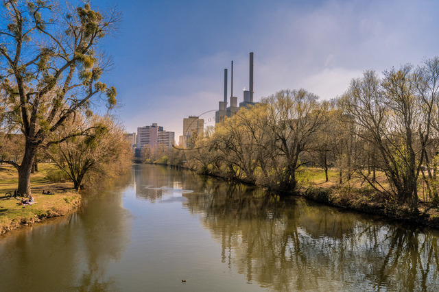 2022-03-27_14-35-51_300 | Der Fluss Ihme mit dem Heizkraftwerk, genannt „die drei warmen Brüder“ und dem Ihme-Zentrum im Hintergrund im Stadtteil Hannover-Linden, Hannover, Niedersachsen, Deutschland - Realisiert mit Pictrs.com