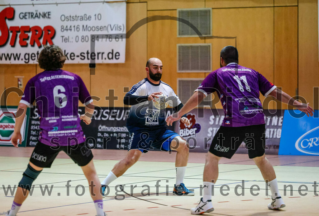 2023-11-11_062_SpVgg_Altenerding_gegen_HC_Donau-Paar | Erding, Deutschland, 11.11.2023:
Handball, Bezirksoberliga Männer 2023 / 2024, 7. Spieltag, SpVgg Altenerding gegen HC Donau/Paar, Endergebnis: 44:32

Jabob Köhler (SpVgg Altenerding, #6), Dariush Fardanesh (HC Donau/Paar, #8), Christian Loris (SpVgg Altenerding, #11)

Foto: Christian Riedel / fotografie-riedel.net