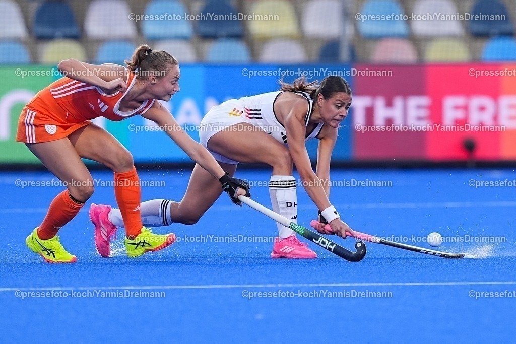 xydrx11082503003 | 11.08.2025, xydrx, Frauen EuroHockey Championship 2025, Gruppenphase, Gruppe A, Deutschland - Niederlande, Sparkassenpark Mönchengladbach: Marijn Veen (NED #19) im Zweikampf gegen Selin Oruz (GER #5)