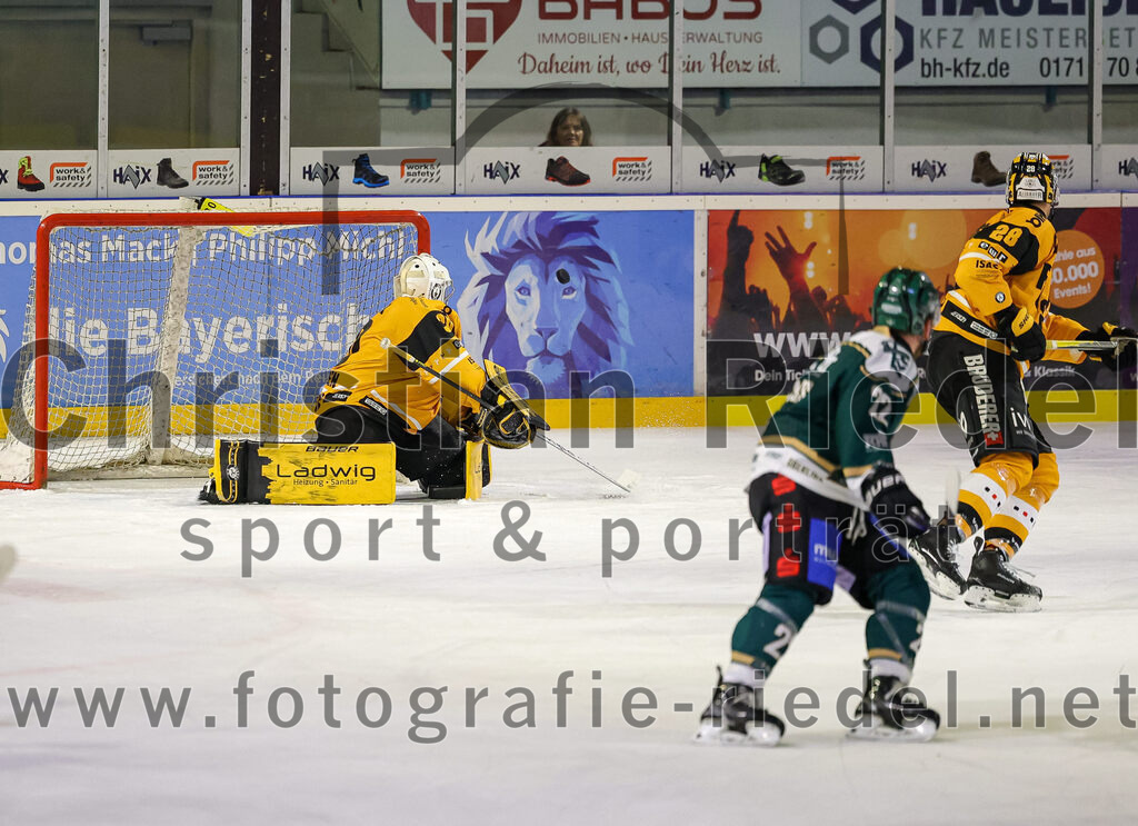 2025-11-02_077_TSV_Erding_gegen_EV_Fuessen | Erding, Deutschland, 02.11.2025:Eishockey, Oberliga Süd 2025 / 2026, 15. Spieltag, TSV Erding gegen EV Füssen, Endergebnis: 2:6Torwart Timotej Pancur (EV Füssen, #30), Grady Hobbs (Erding Gladiators, #22), Nicolas Jentsch (EV Füssen, #28)Foto: Christian Riedel / fotografie-riedel.net