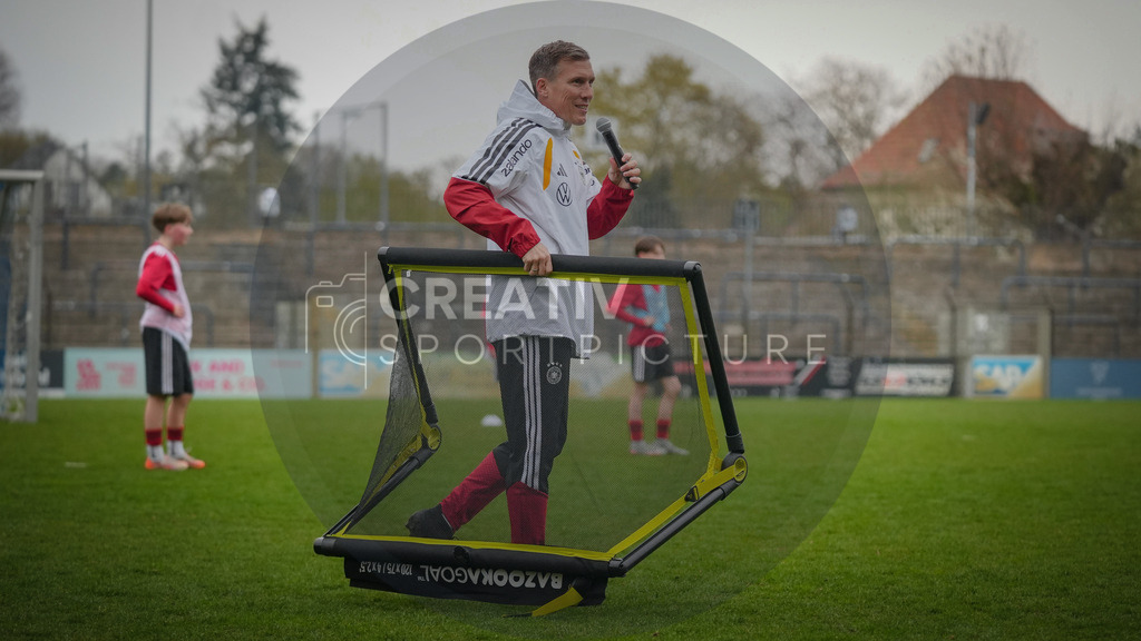 Fußball, Nachwuchs, Training, DFB, Demo-Einheit der Trainingsphilosophie Deutschland im Karl-Liebknecht-Stadion Potsdam, | Fußball, Nachwuchs, Training, DFB, Demo-Einheit der Trainingsphilosophie Deutschland im Karl-Liebknecht-Stadion Potsdam, Im Bild: Hannes Wolf (DFB) trägt ein Tor. - Realisiert mit Pictrs.com