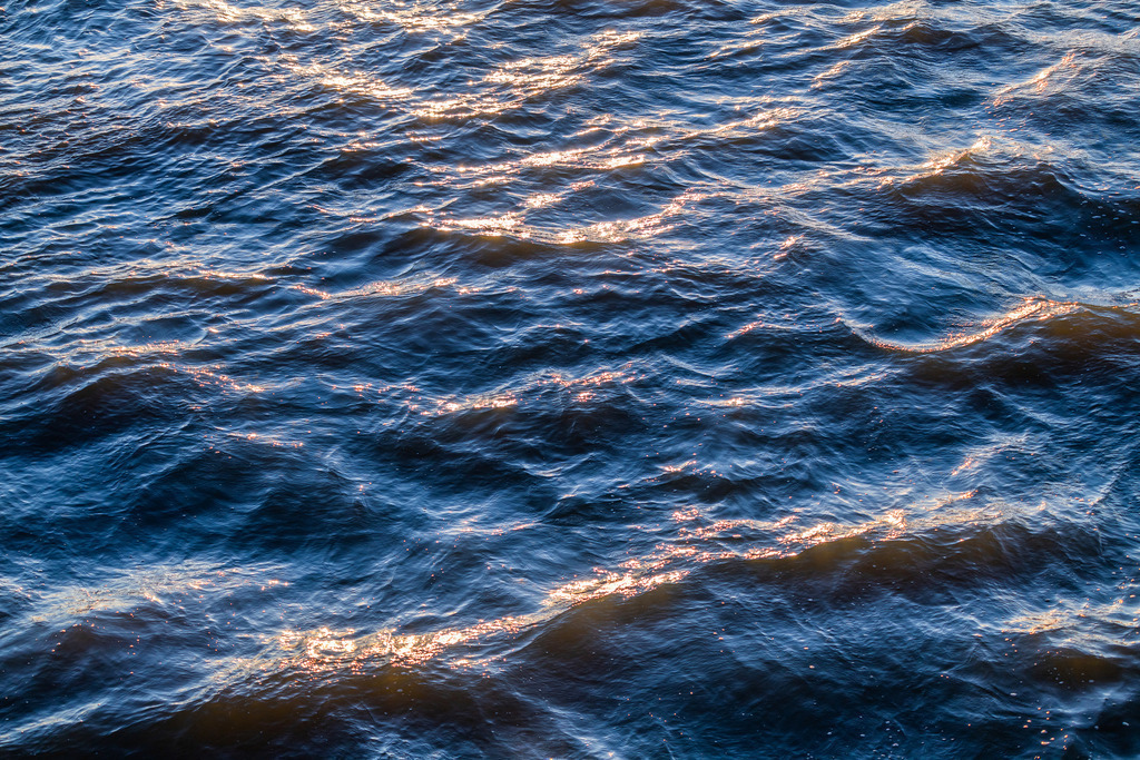 10250705 - Elbwasser | Wellenbewegungen auf der Elbe im glitzernden Sonnenlicht.