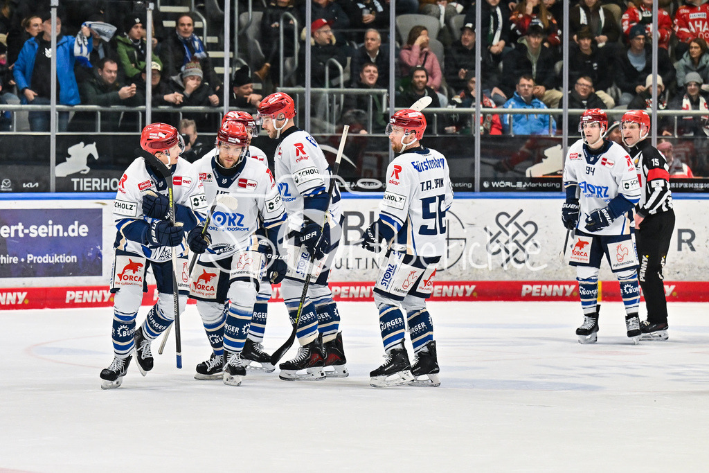 Augsburger Panther - Schwenninger Wild Wings | AUGSBURG, GERMANY - 02. JANUARY: Jubel der Wild Wings nach dem Treffer zum 6-7 Ausgleich durch Boaz BASSEN (Schwenninger Wild Wings 64) / Tor / Torschuetze / Freude / Happy während dem Match zwischen den Augsburger Panthern und den Schwenninger Wild Wings am 35. Spieltag der Penny DEL im Curt Frenzel Stadion