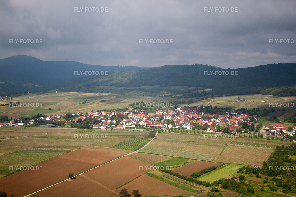 Ortsansicht | Luftbild: Ortsansicht im Ortsteil Schweigen in Schweigen-Rechtenbach im Bundesland Rheinland-Pfalz in Deutschland. Foto: IMG_57172.jpg vom 18.05.2013 durch Werner Riehm/FLY-FOTO.de - Realisiert mit Pictrs.com